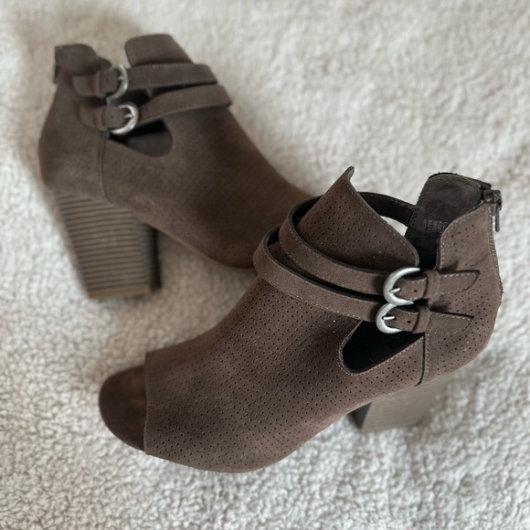 SONOMA Selby Perforated Peep Toe Exposed Ankle Boot - Picture 6 of 10